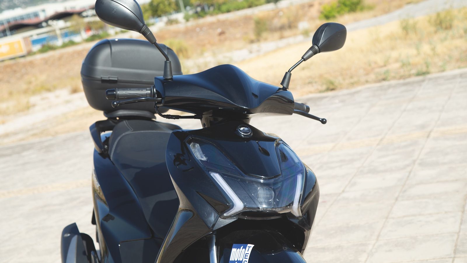 QJMotor SQ16: Με 16άρηδες τροχούς , Top Box στο στάνταρ εξοπλισμό και 15 ίππους